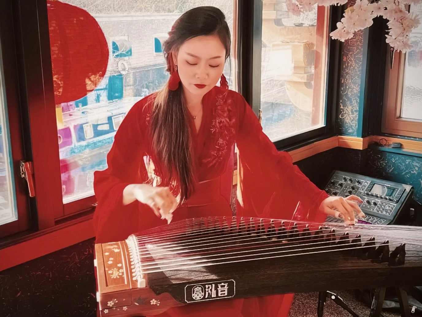 Top guzheng player Qing Du, Guzheng performer in London, Guzheng Soloist, London Guzheng concert, Chinese New Year, 英国民乐演奏, 英国古筝艺术家, 伦敦古筝演出, 海外春节古筝表演