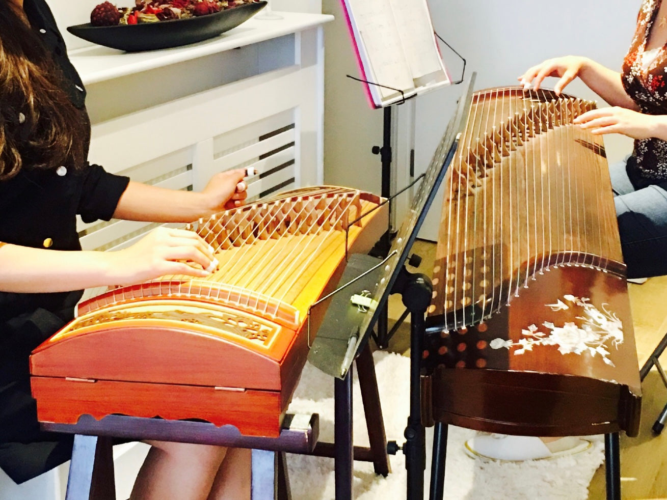 Chinese harp, Chinese zither, guzheng teacher in London, guzheng lessons in UK, online guzheng lessons, guzheng classes, learn guzheng near me, 古筝课,古筝老师,伦敦学古筝,线上学古筝
