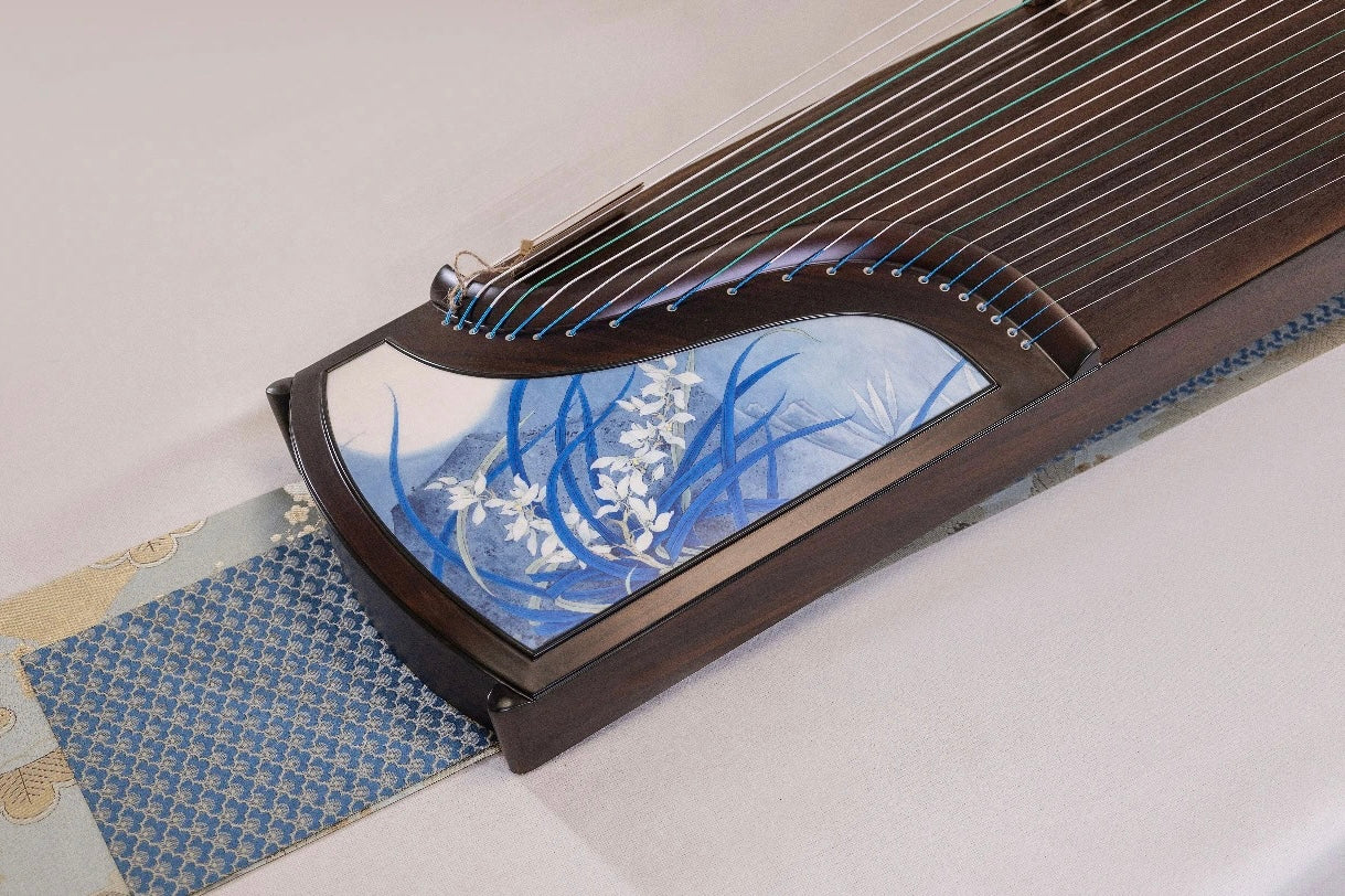 163cm guzheng, blue and white flower design, full size guzheng, premium guzheng, tangxiang guzheng, high quality guzheng, buy guzheng with Guzheng World, carefully-picked by Guzheng expert Qing Du, 163cm古筝, 唐响古筝, 高品质古筝, 高性价比古筝, 在海外买古筝