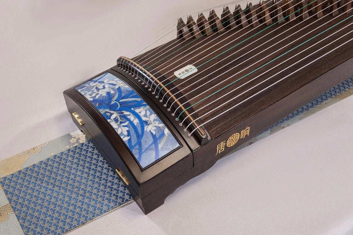 163cm guzheng, blue and white flower design, full size guzheng, premium guzheng, tangxiang guzheng, high quality guzheng, buy guzheng with Guzheng World, carefully-picked by Guzheng expert Qing Du, 163cm古筝, 唐响古筝, 高品质古筝, 高性价比古筝, 在海外买古筝