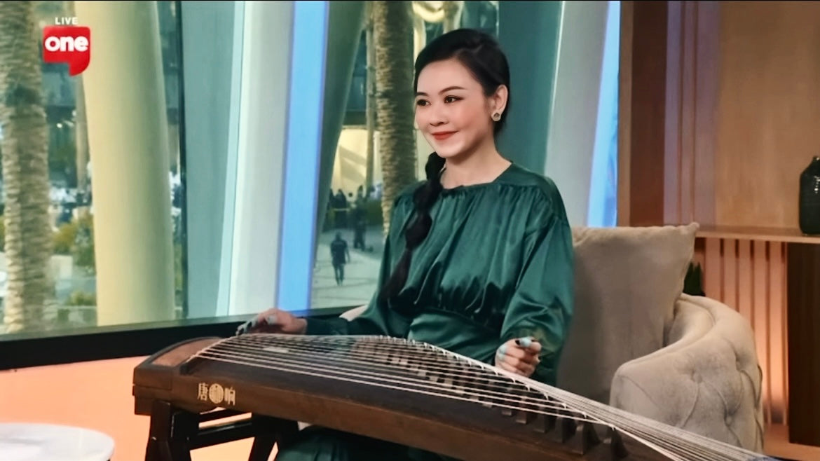 Qing Du brings the guzheng traditions into dialogues with the world, shaped by Chinese musical heritage and Asian sonic textures