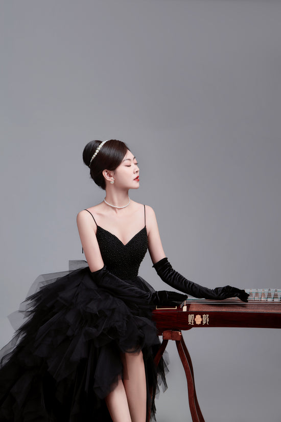 Professional guzheng artist and educator Qing Du, combining performance, teaching and instrument expertise through Guzheng World.
