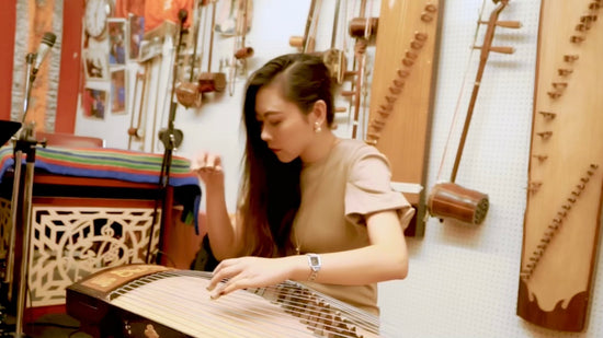 Qing Du drawing on years of experience testing, comparing and selecting guzhengs for students and musicians worldwide.