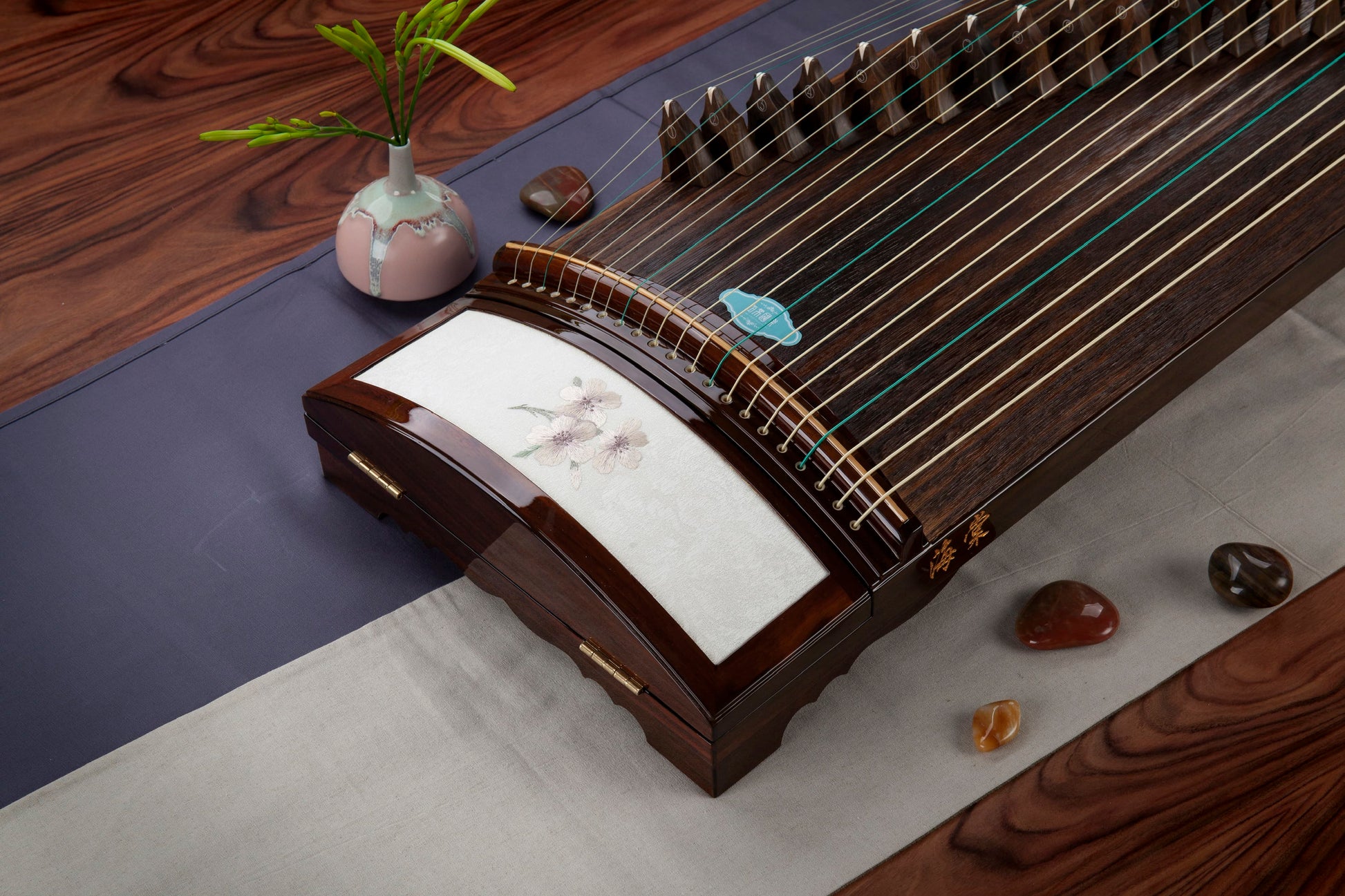 Haitang guzheng, buy guzheng, 163 guzheng, full-size guzheng, branded guzheng, quality guzheng, premium guzheng,海棠古筝，古筝海外代理，163标准古筝，品质古筝，海外买古筝，高性价比古筝